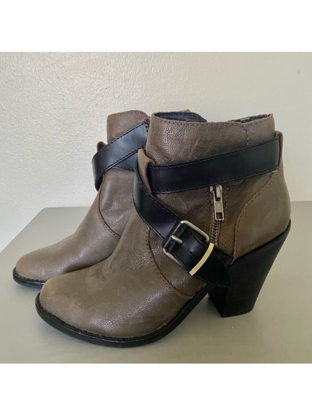 Dolce Vita Women's low shoes made of genuine leather in Moto style.